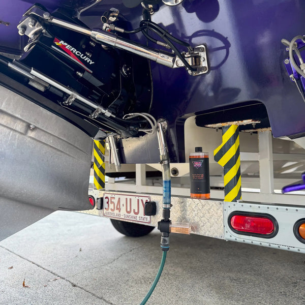 Outboard engine flush connected to a boat motor at the ramp